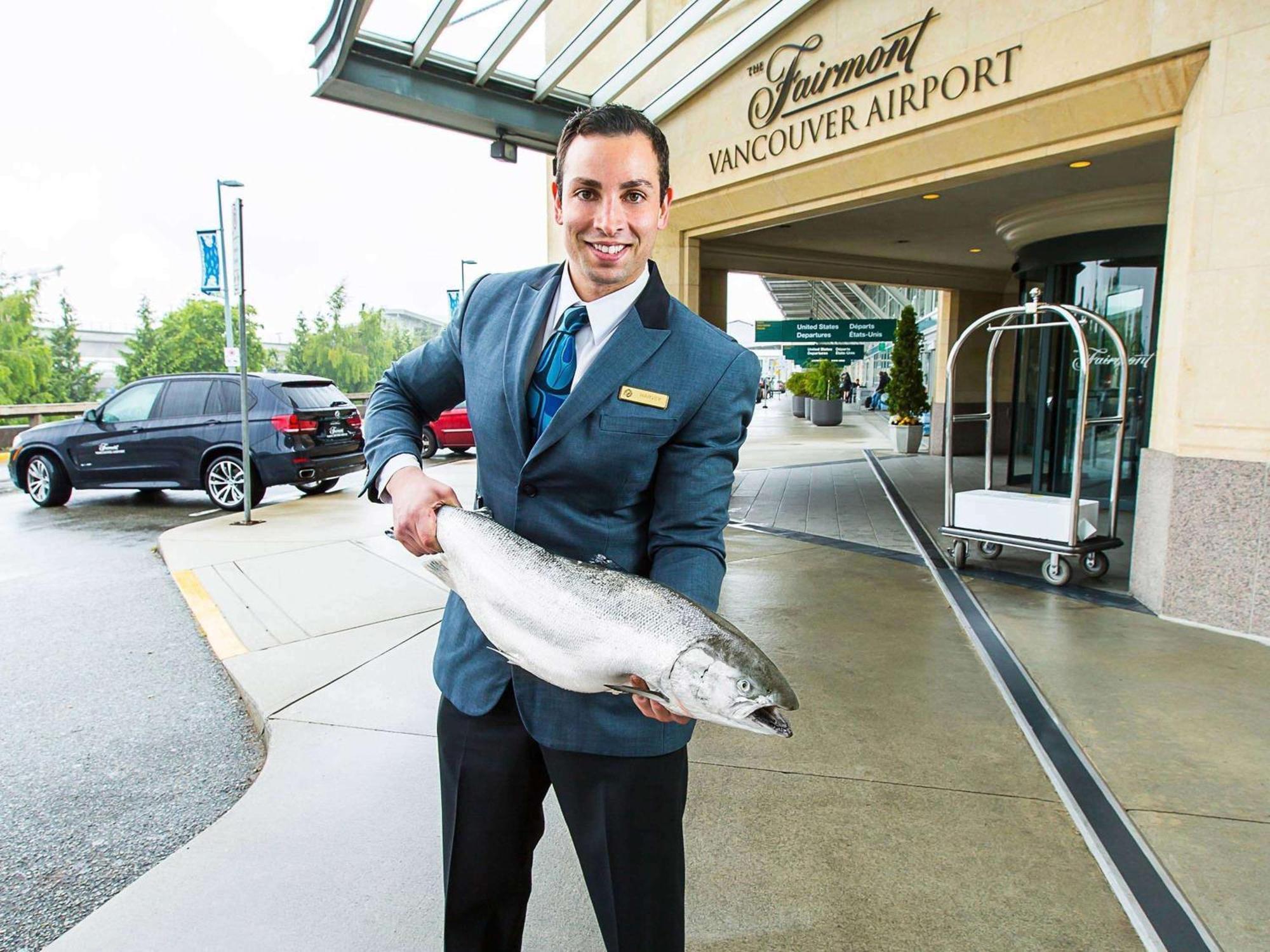 Fairmont Vancouver Airport In-Terminal Hotel Richmond Exterior foto Concierge at Vancouver International Airport